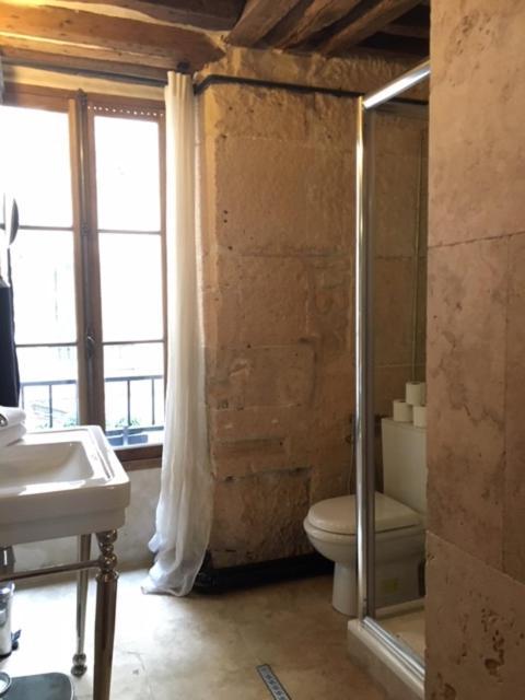 Beautiful Apartment In Historical Marais Paris Bagian luar foto