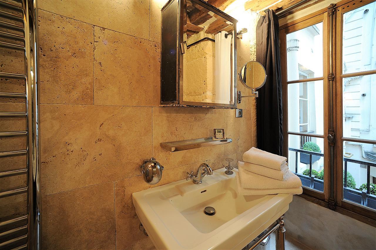 Beautiful Apartment In Historical Marais Paris Bagian luar foto